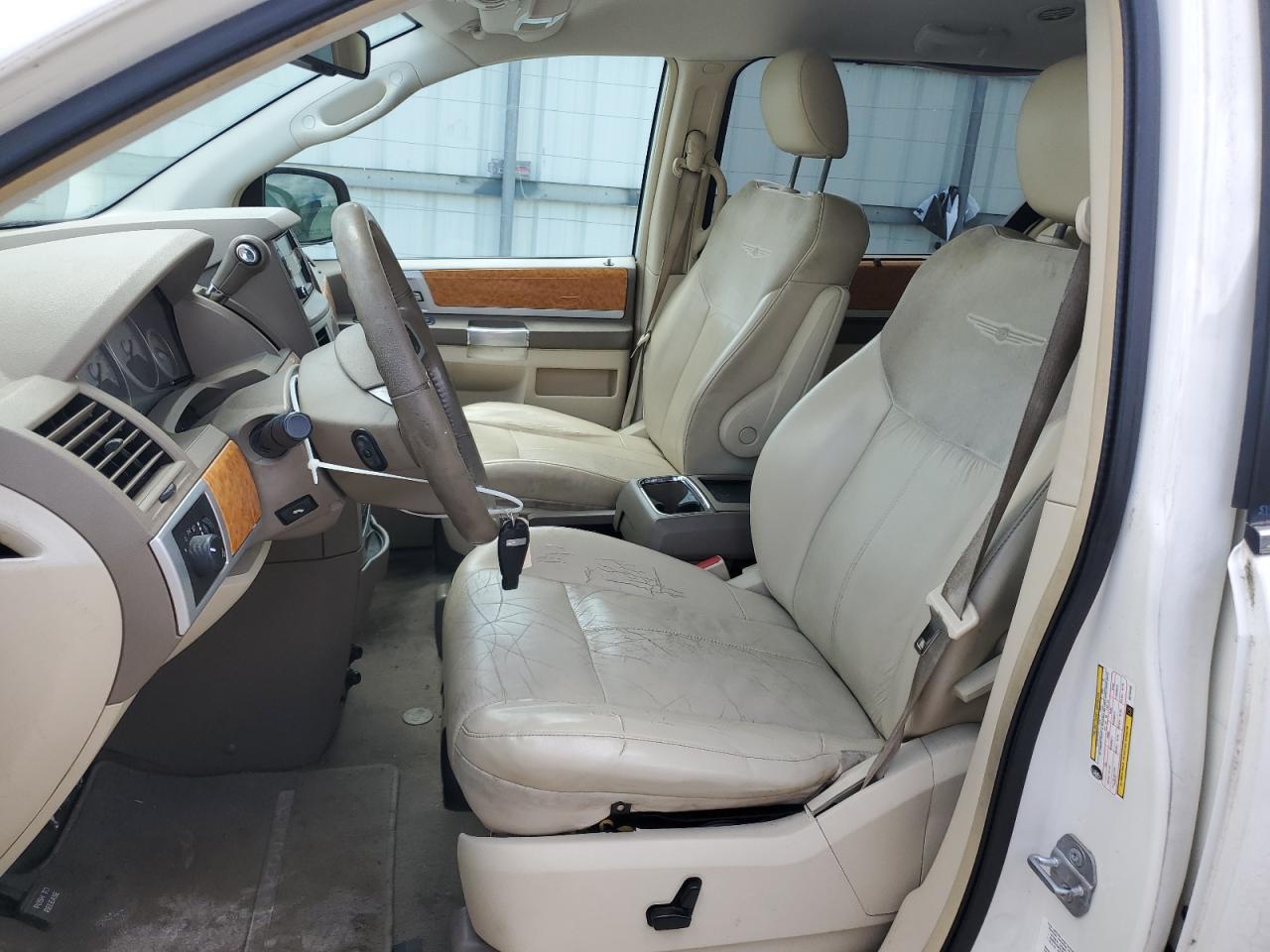 2010 Chrysler Town & Country Limited - Image 7