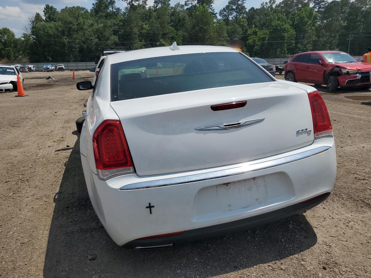 2016 Chrysler 300C - Фото 6