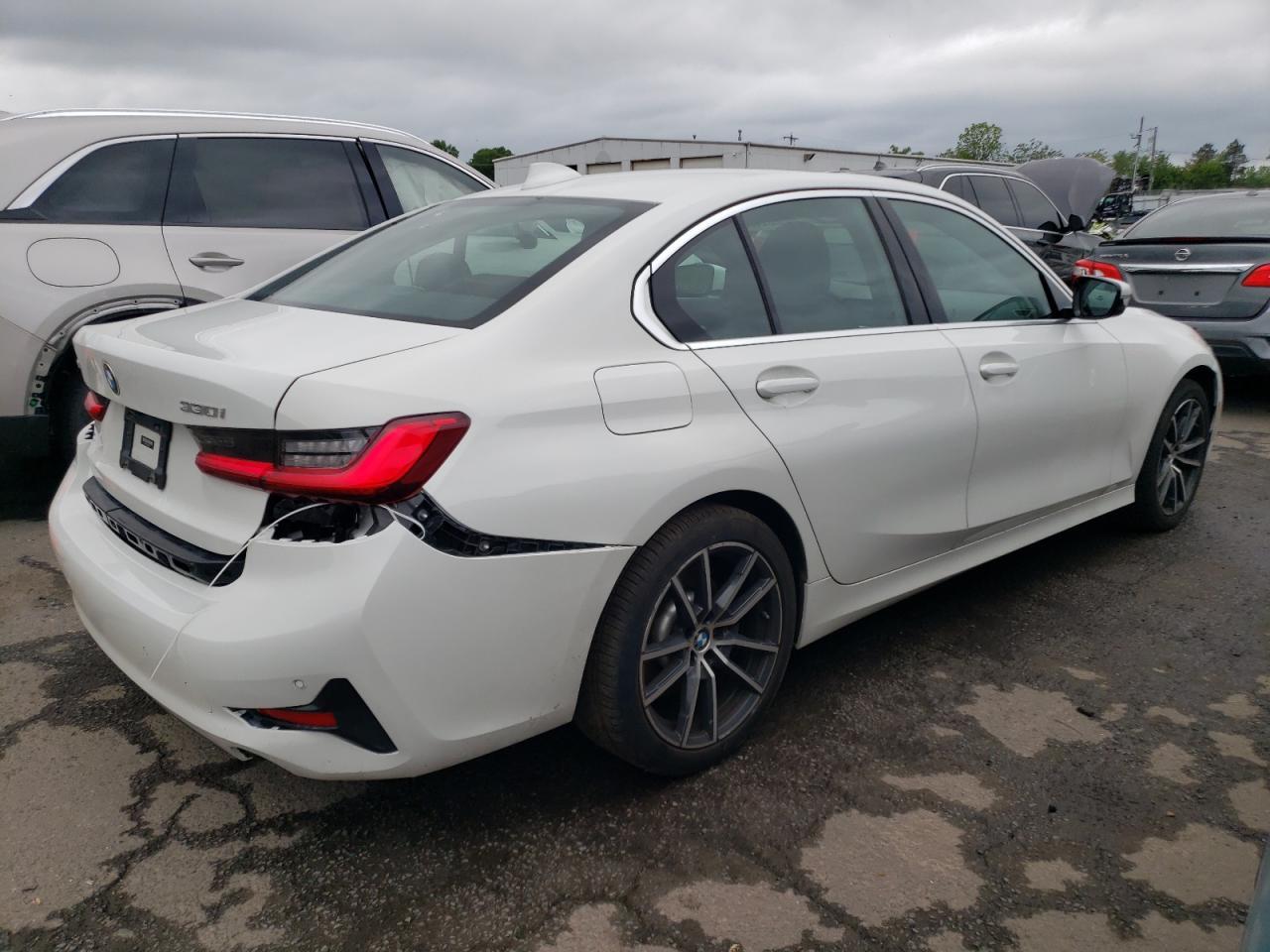 2021 BMW 330Xi - Фото 3