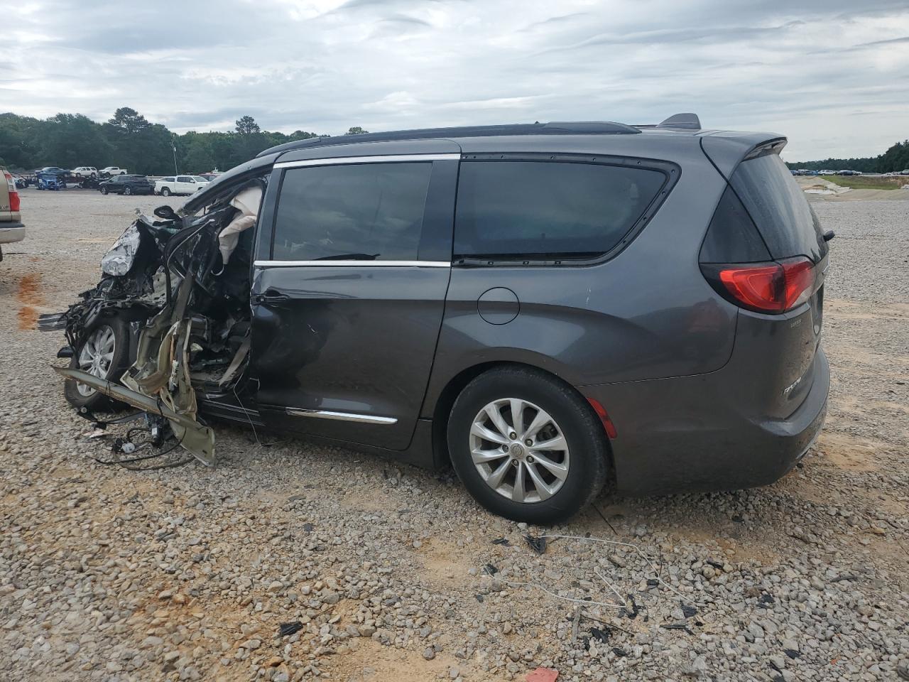 2017 Chrysler Pacifica Touring L - Image 2