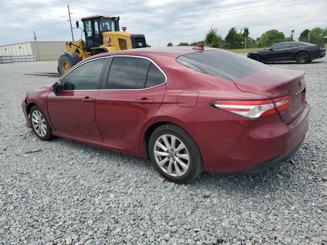 2020 Toyota Camry Le - Фото 2
