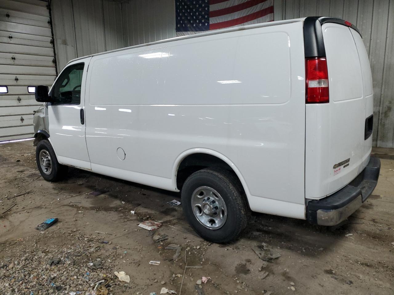 2016 Chevrolet Express G2500 - Фото 2