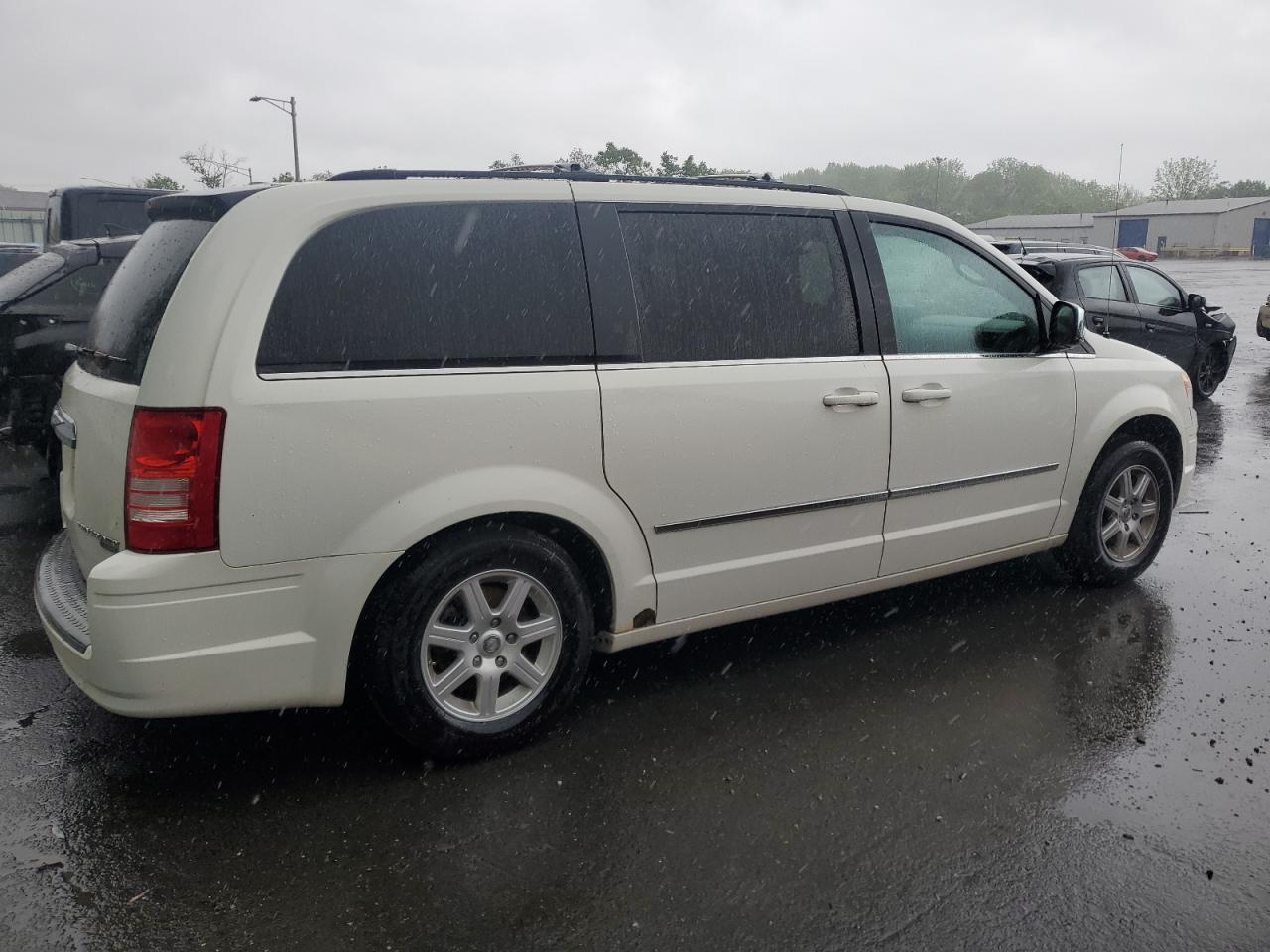 2010 Chrysler Town & Country Touring Plus - Фото 3