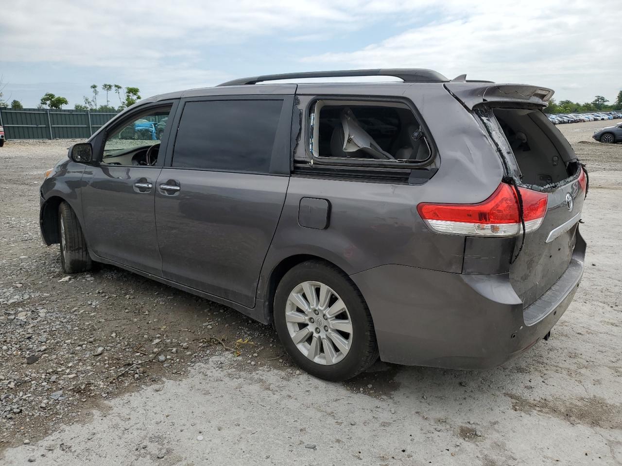 2011 Toyota Sienna Xle - Image 2