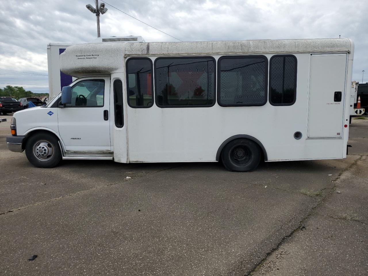 2010 Chevrolet Express Cutaway G4500 - Image 2