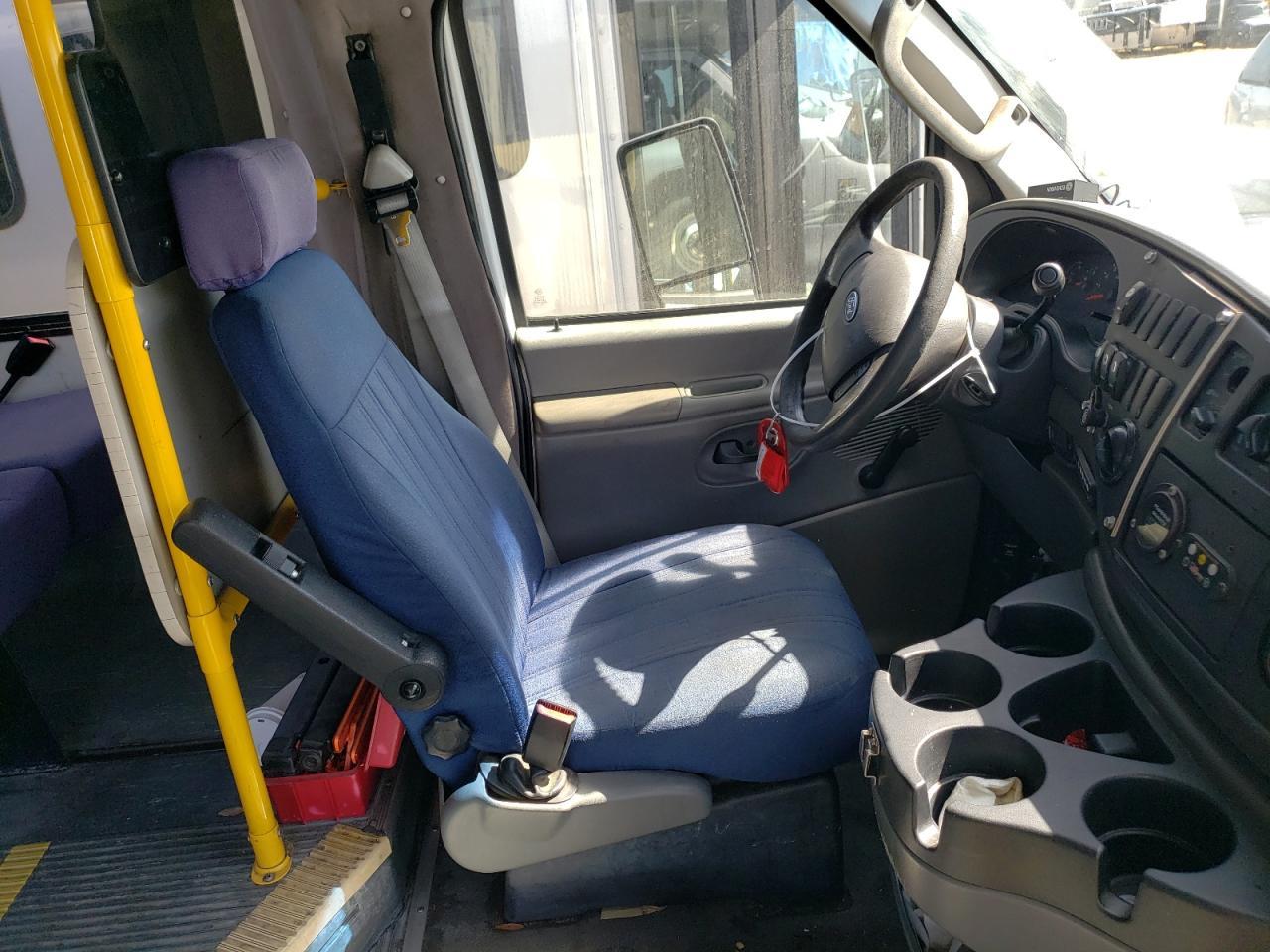 2007 Ford Econoline E450 Super Duty Cutaway Van - Фото 5
