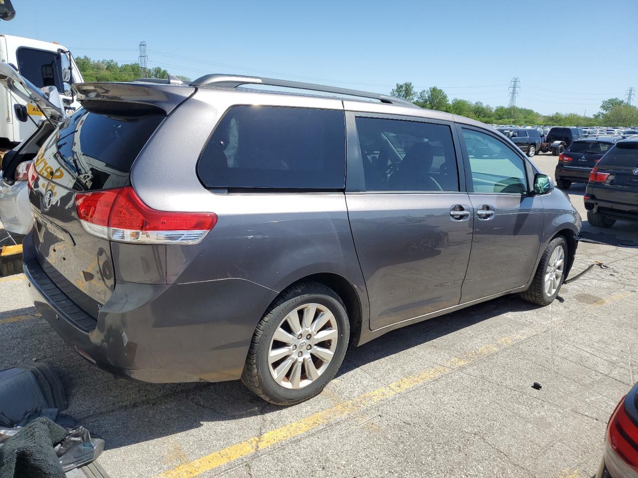 2011 Toyota Sienna Xle - Фото 3