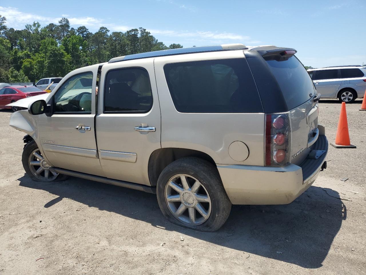 2007 GMC Yukon Denali - Image 2