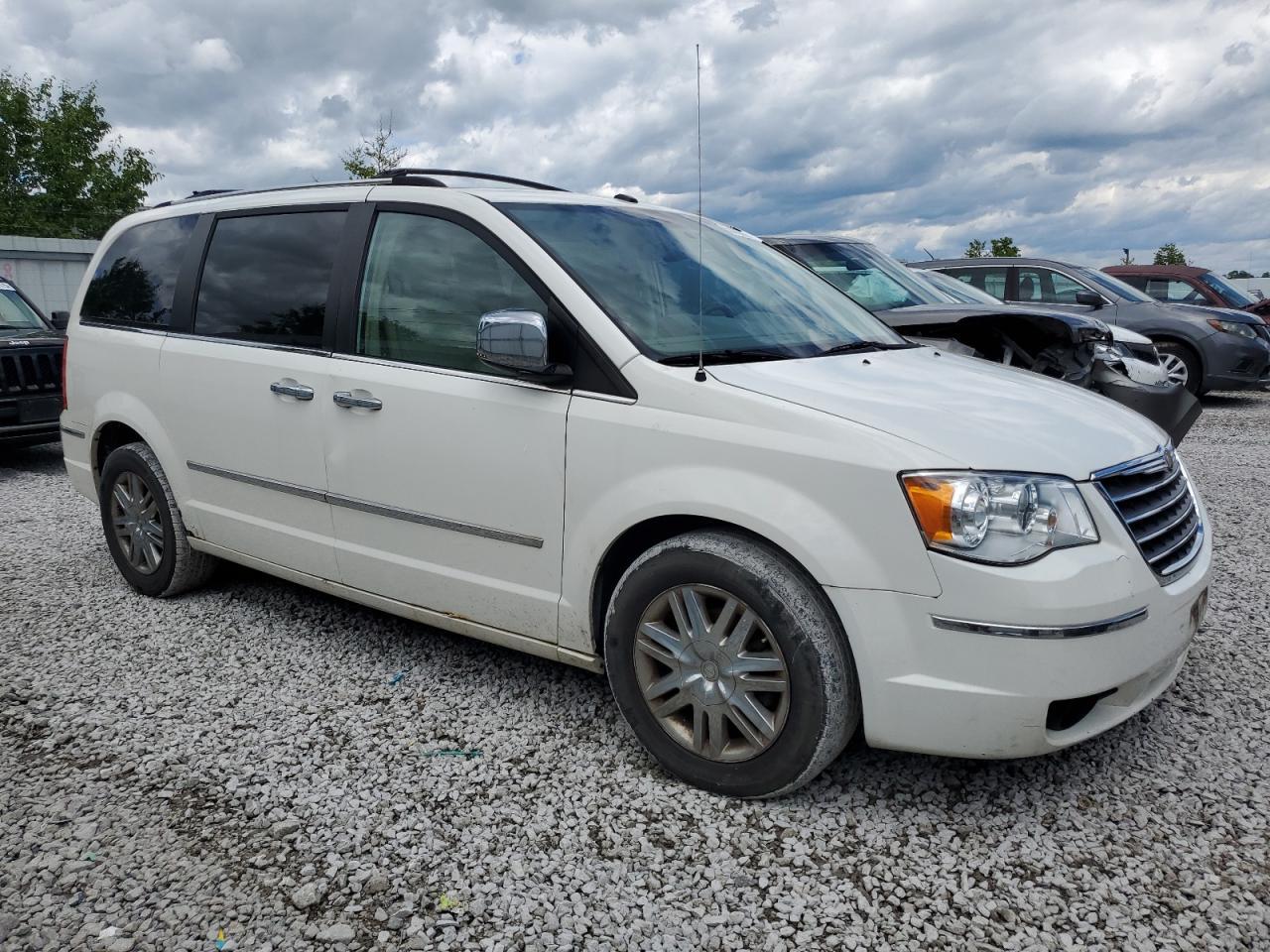 2010 Chrysler Town & Country Limited - Image 4