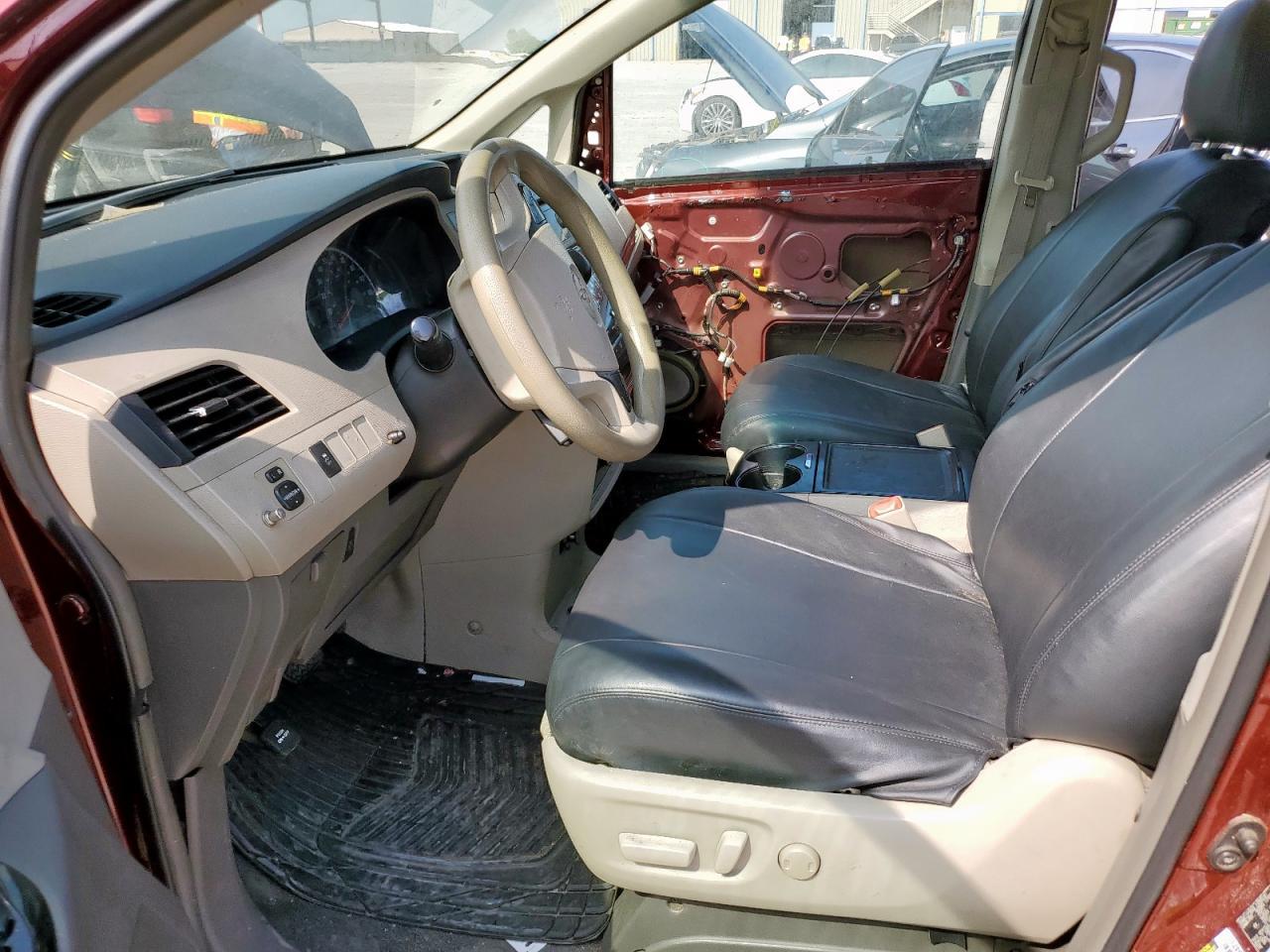 2014 Toyota Sienna Le - Image 7