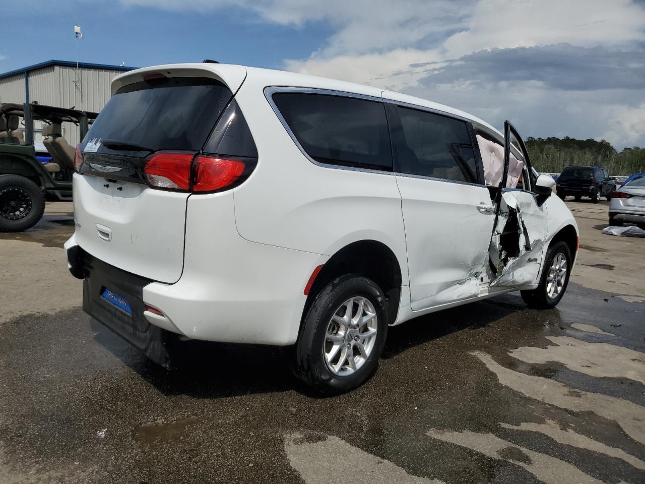 2023 Chrysler Voyager Lx - Фото 3