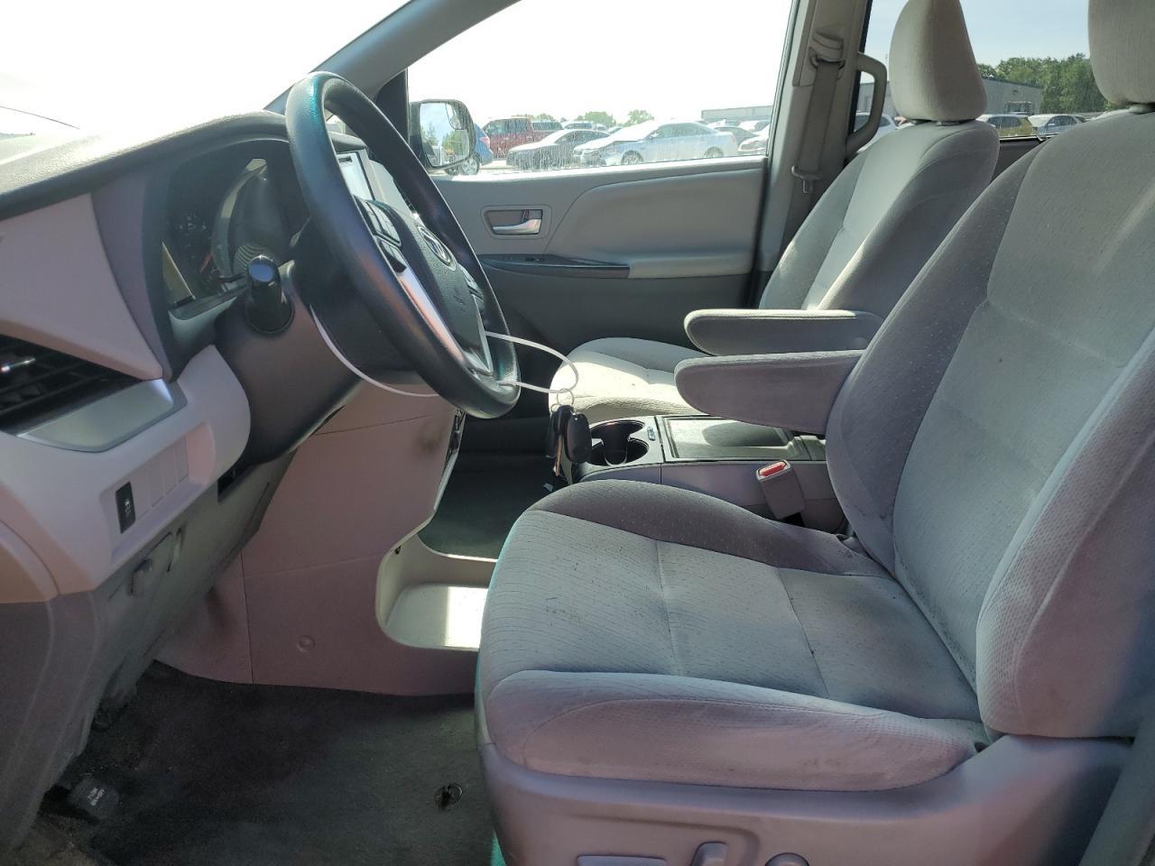 2017 Toyota Sienna Le - Image 7