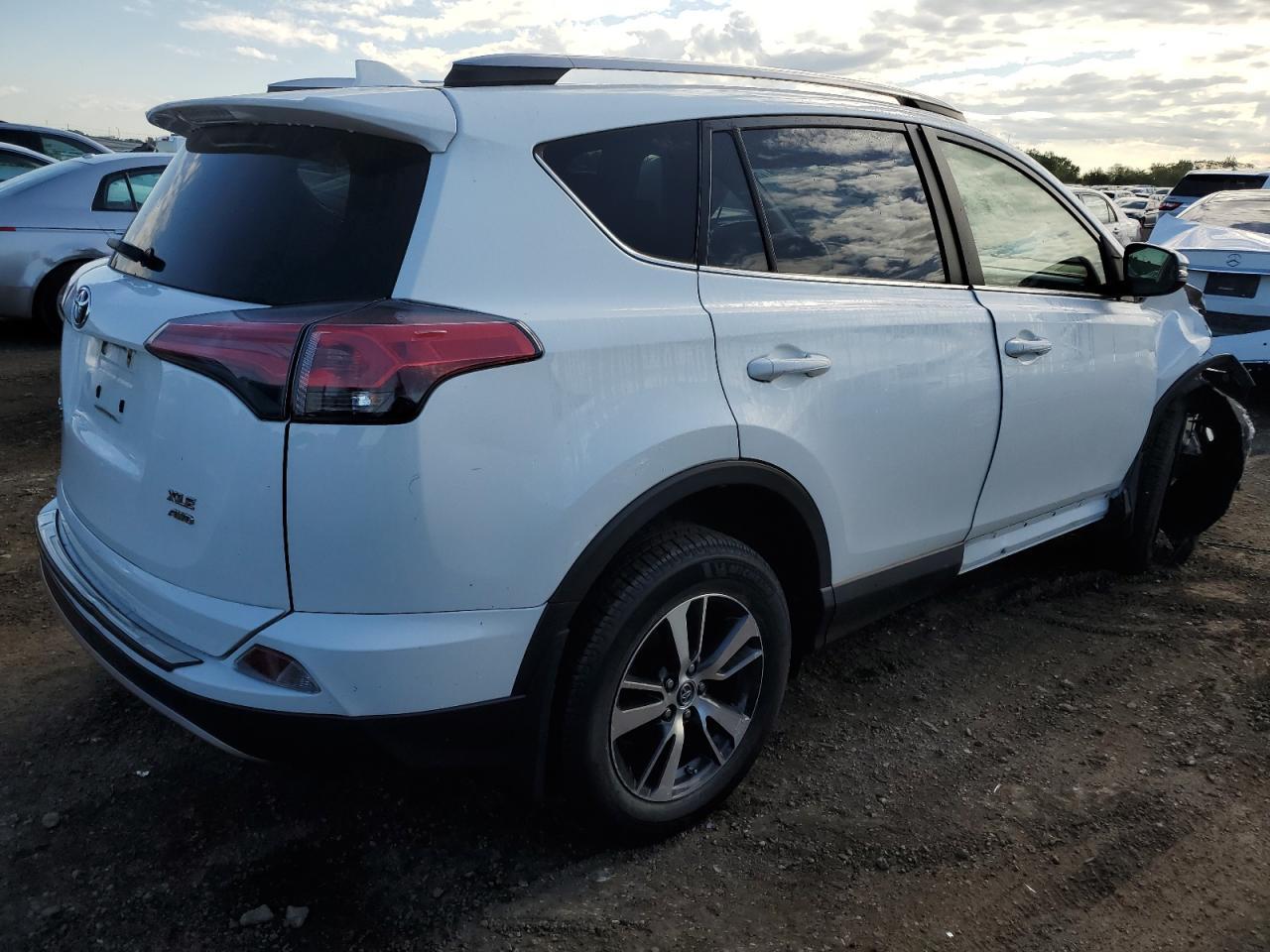 2017 Toyota Rav4 Xle - Image 3