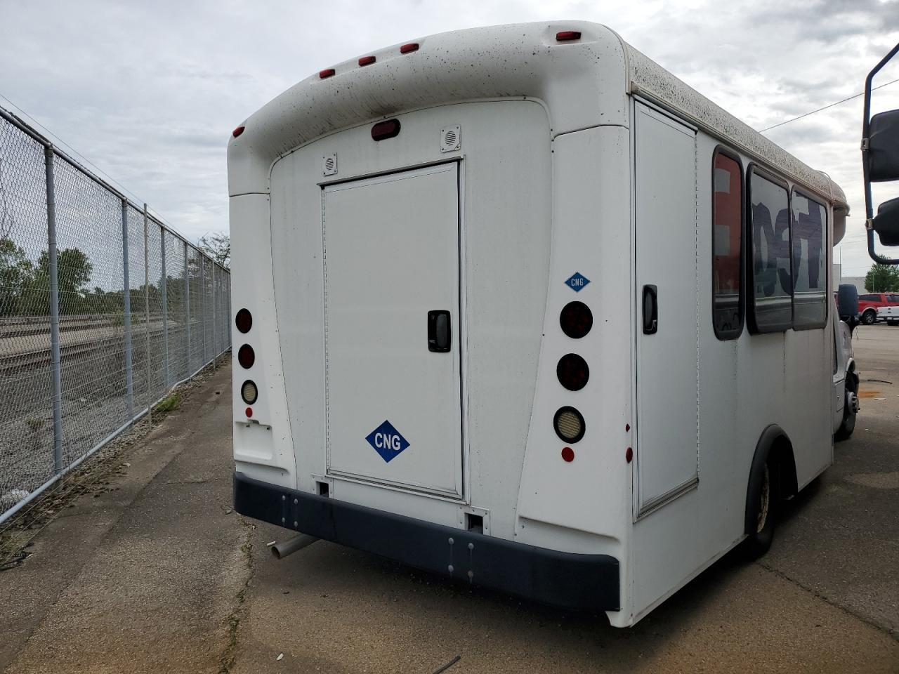 2010 Chevrolet Express Cutaway G4500 - Image 3