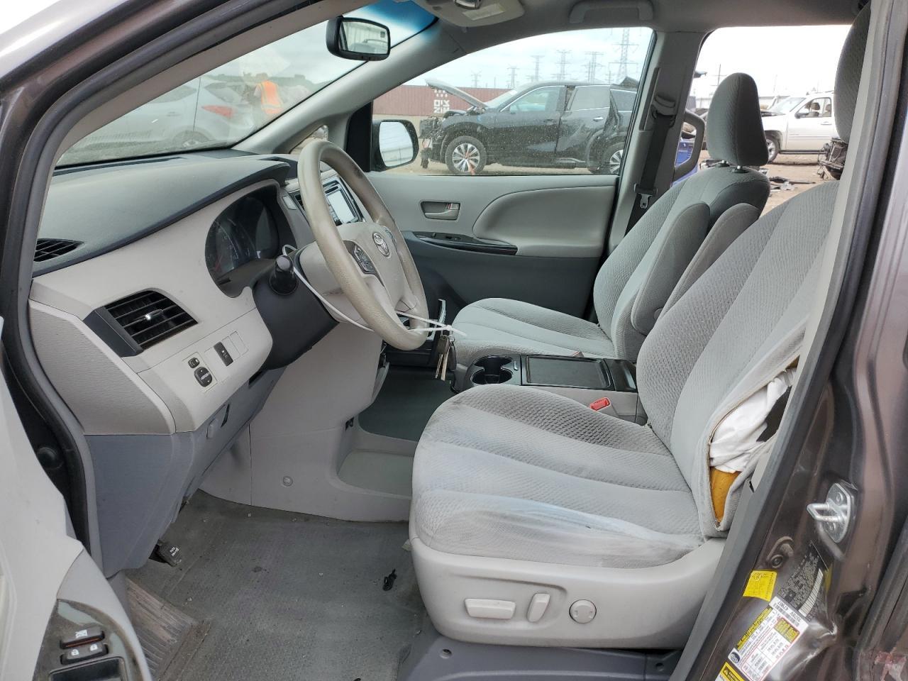 2012 Toyota Sienna Le - Image 7