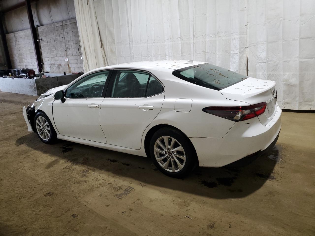 2021 Toyota Camry Le - Фото 2