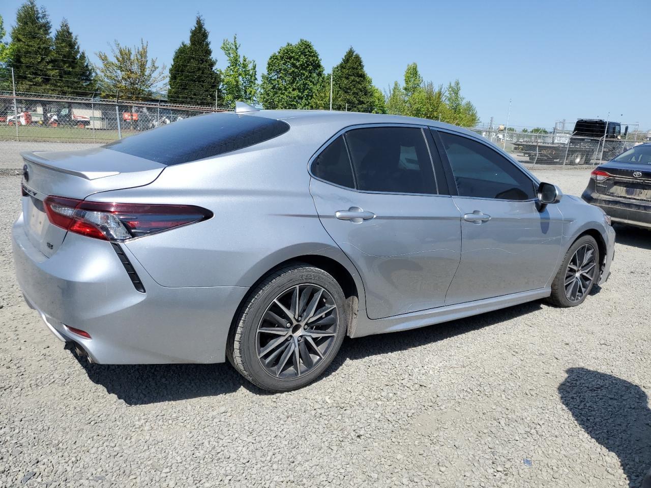 2021 Toyota Camry Se - Фото 3