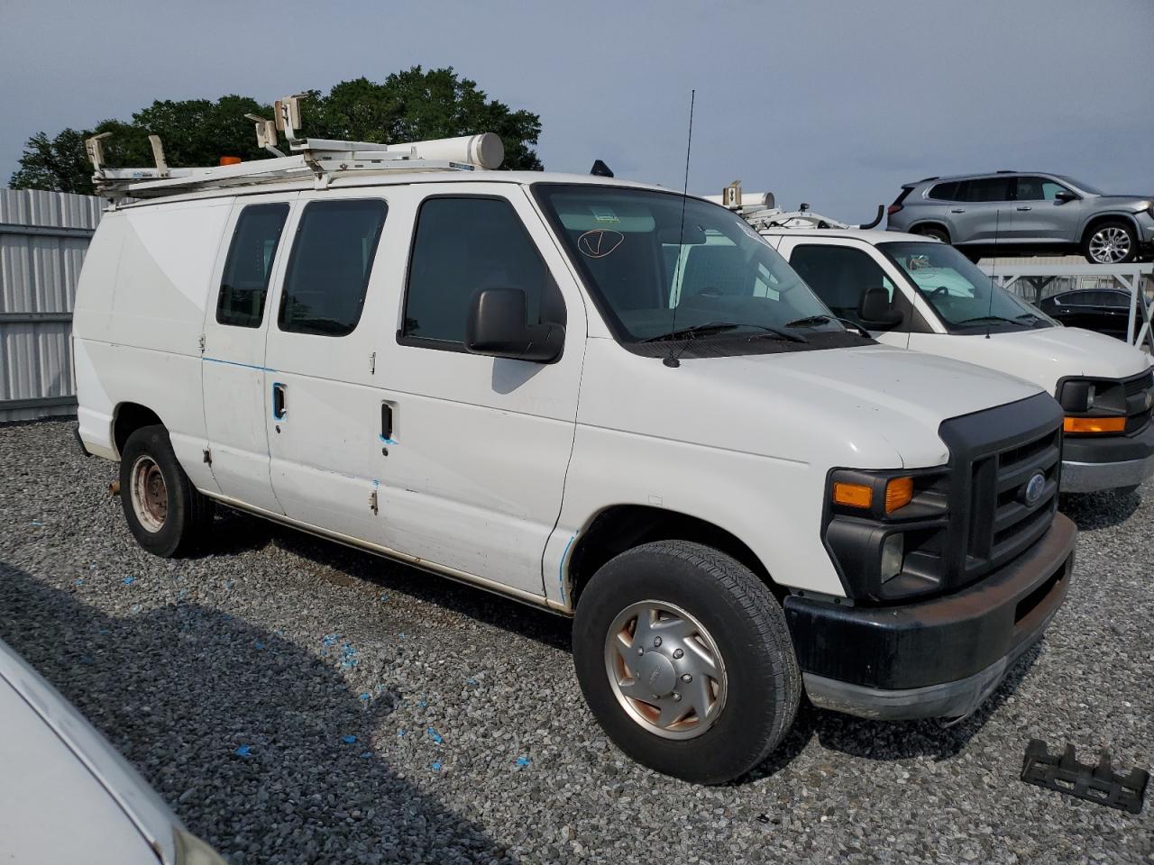 2010 Ford Econoline E250 Van - Фото 4