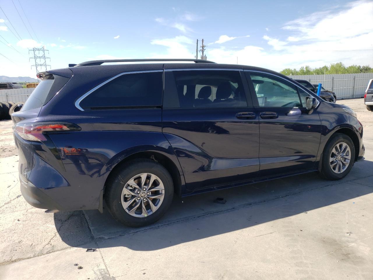 2025 Toyota Sienna Le - Фото 3