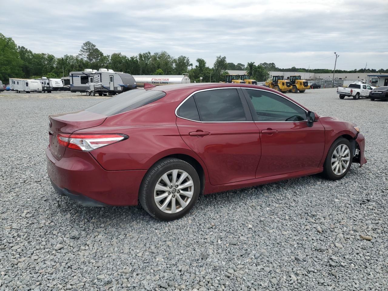 2020 Toyota Camry Le - Фото 3