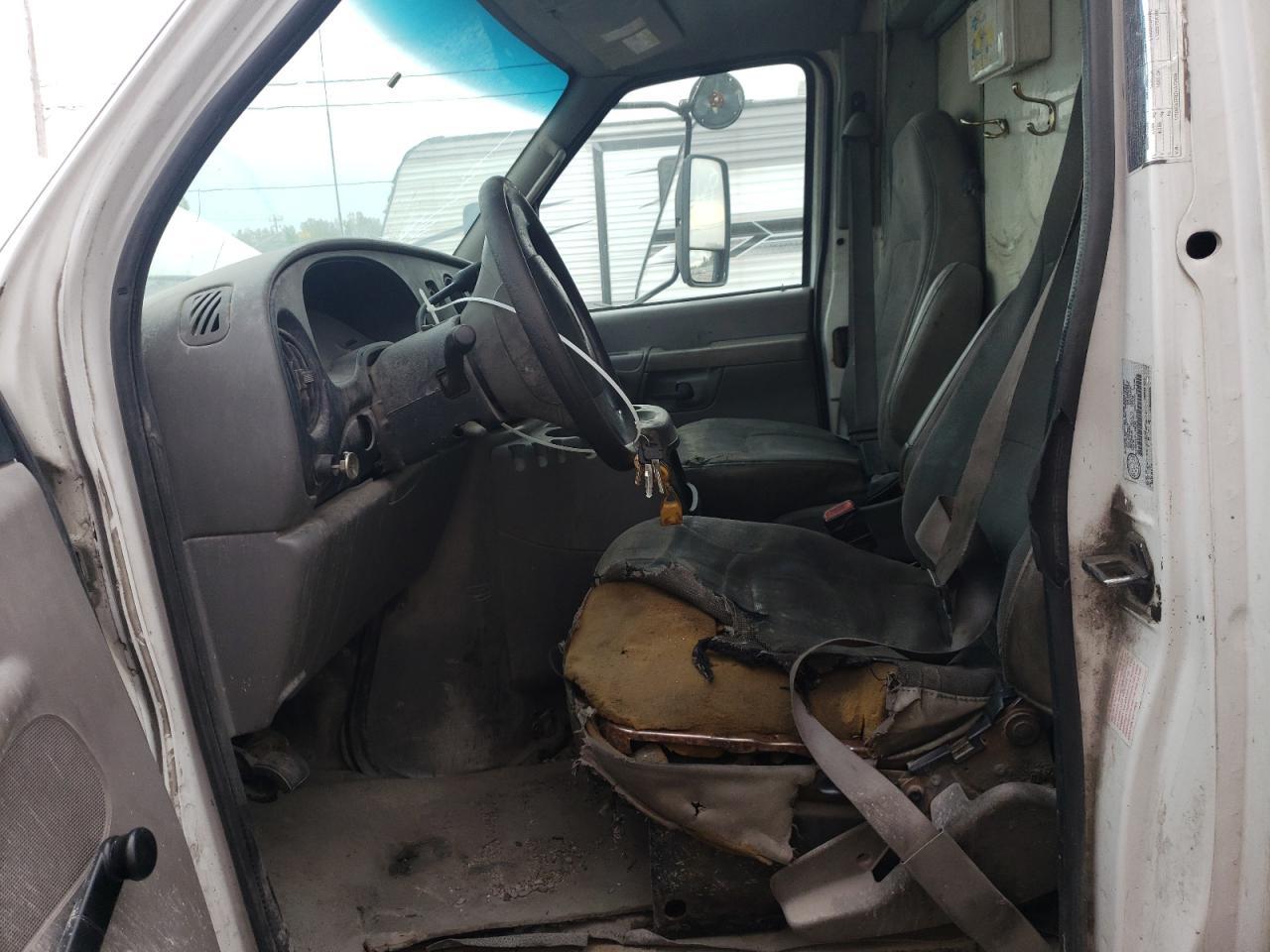 2002 Ford Econoline E450 Super Duty Cutaway Van - Image 7
