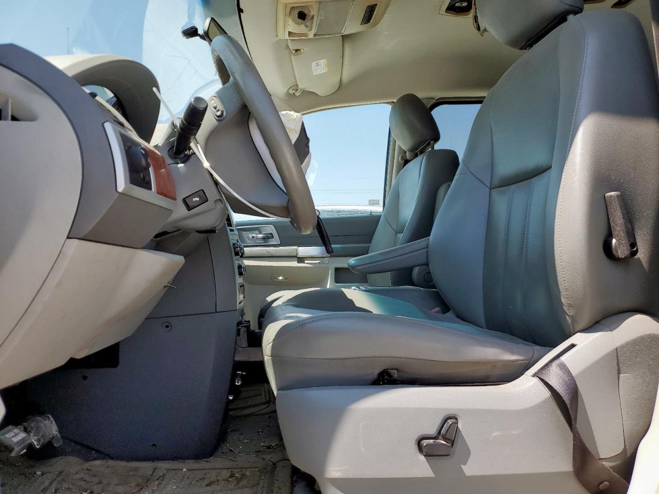 2008 Chrysler Town & Country Touring - Фото 7