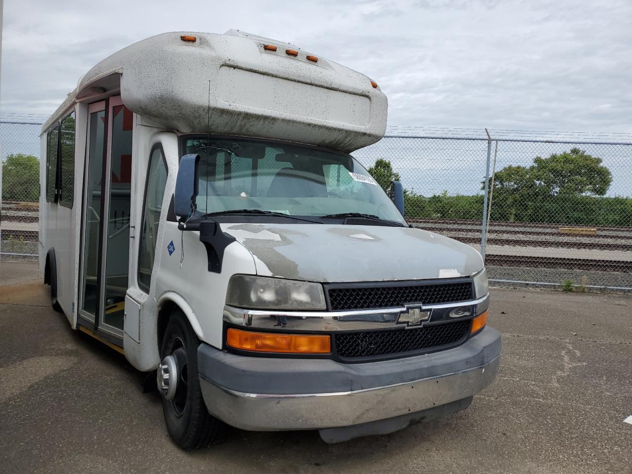 2010 Chevrolet Express Cutaway G4500 - Image 4