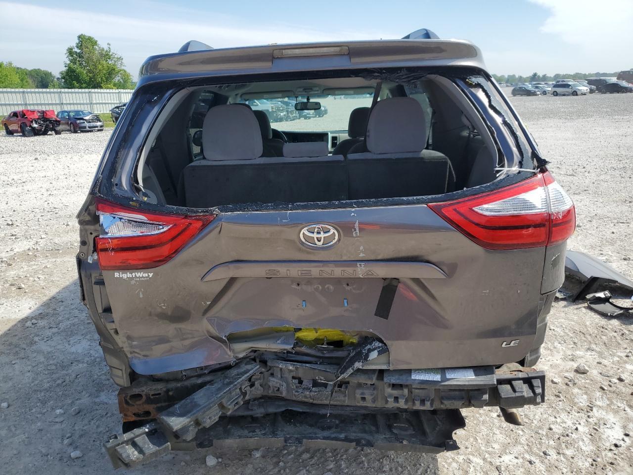 2017 Toyota Sienna Le - Image 6