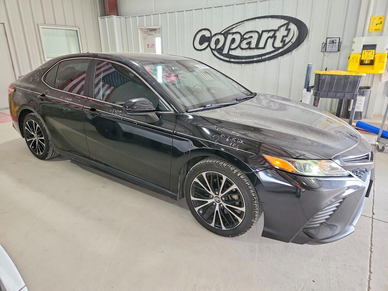 2020 Toyota Camry Se - Фото 4