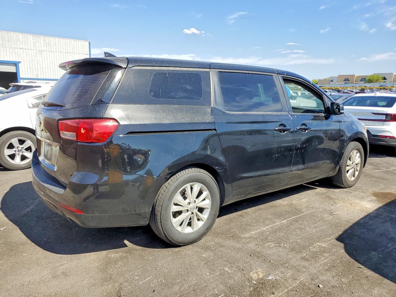 2016 Kia Sedona - Image 3