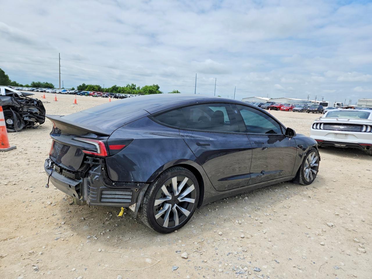 2024 Tesla Model 3 - Фото 3