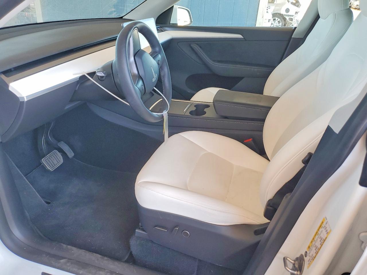 2025 Tesla Model Y - Фото 7