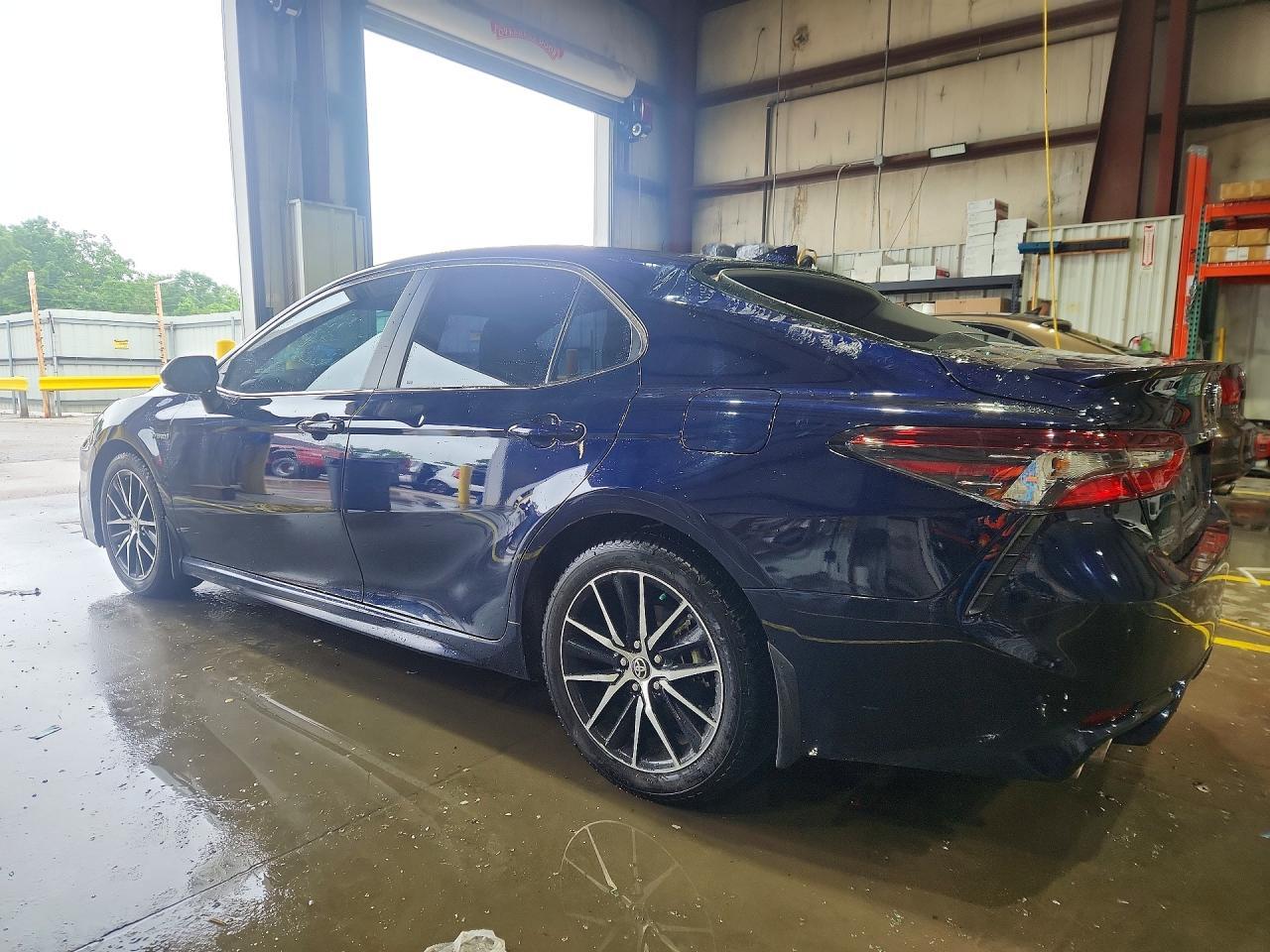2021 Toyota Camry Se - Фото 2