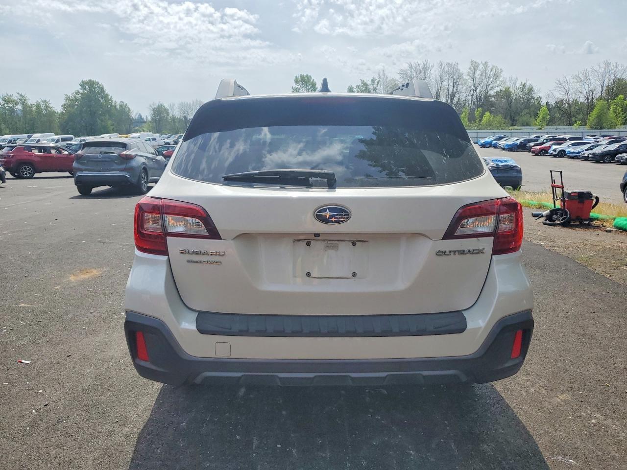 2018 Subaru Outback 2.5I Premium - Image 6