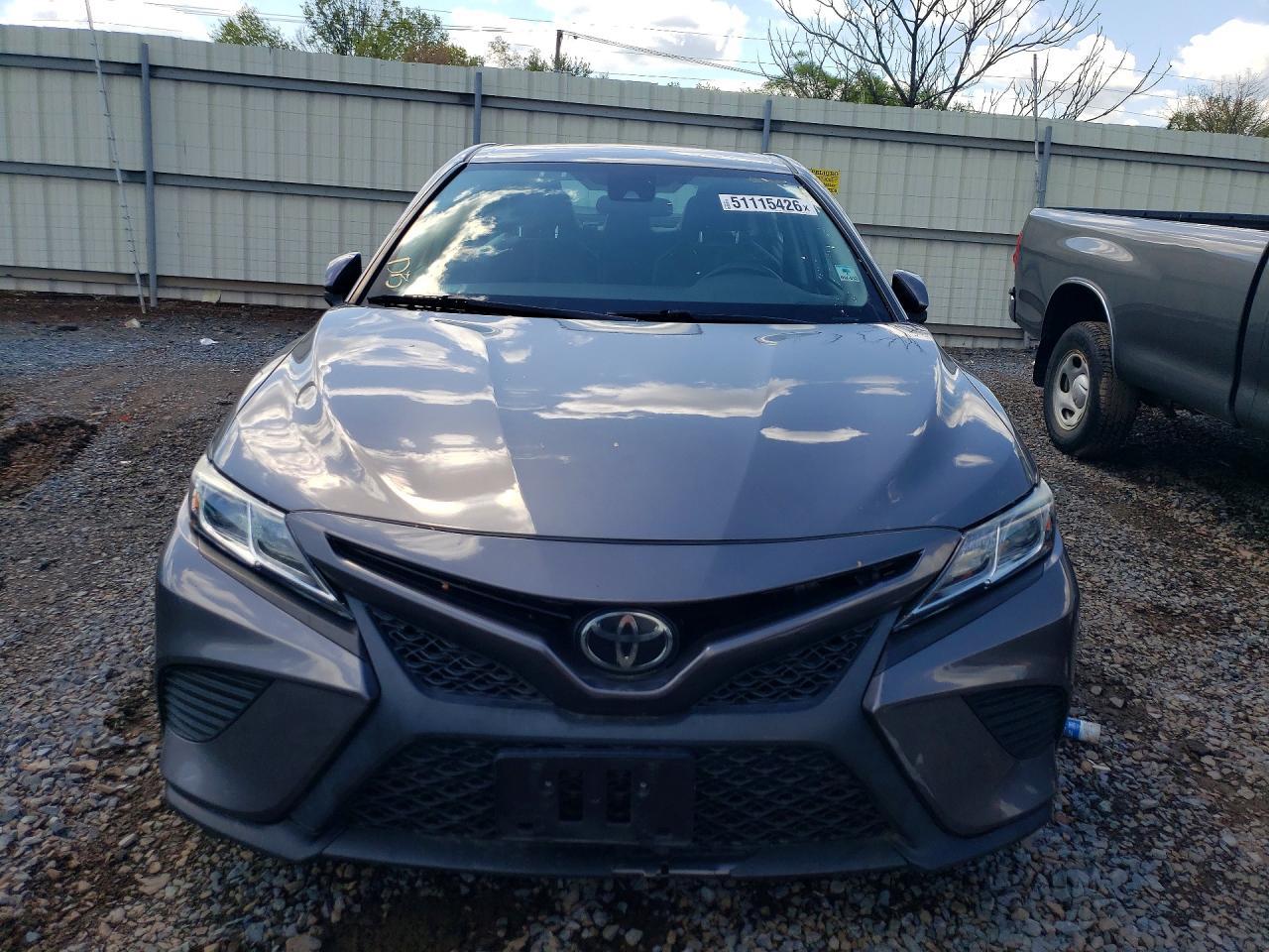 2020 Toyota Camry Se - Фото 5