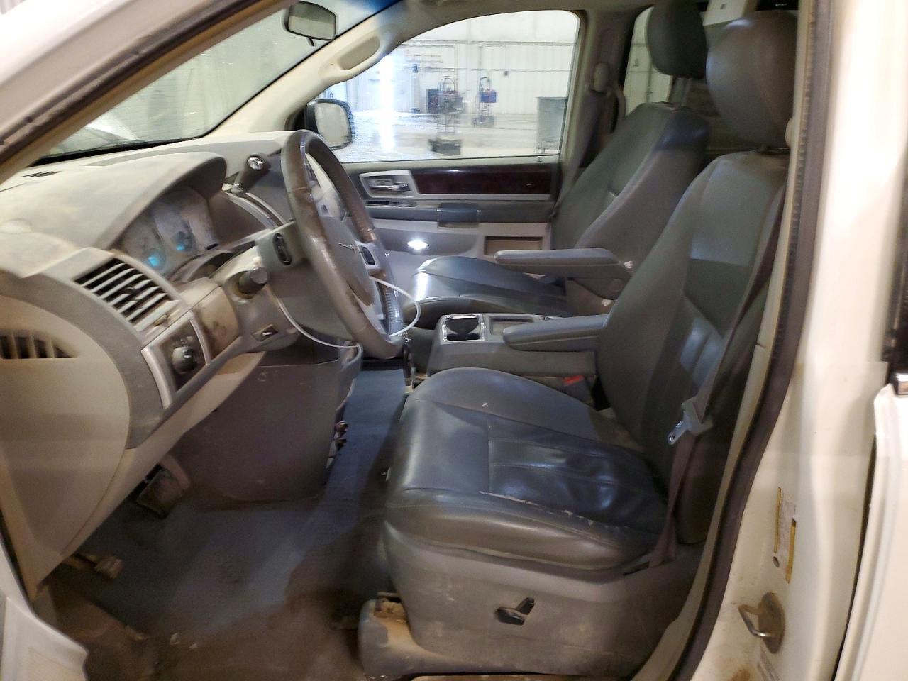 2010 Chrysler Town & Country Touring - Фото 7