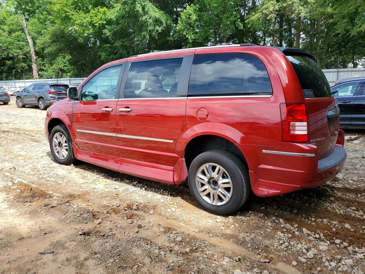 2010 Chrysler Town & Country Limited - Image 2