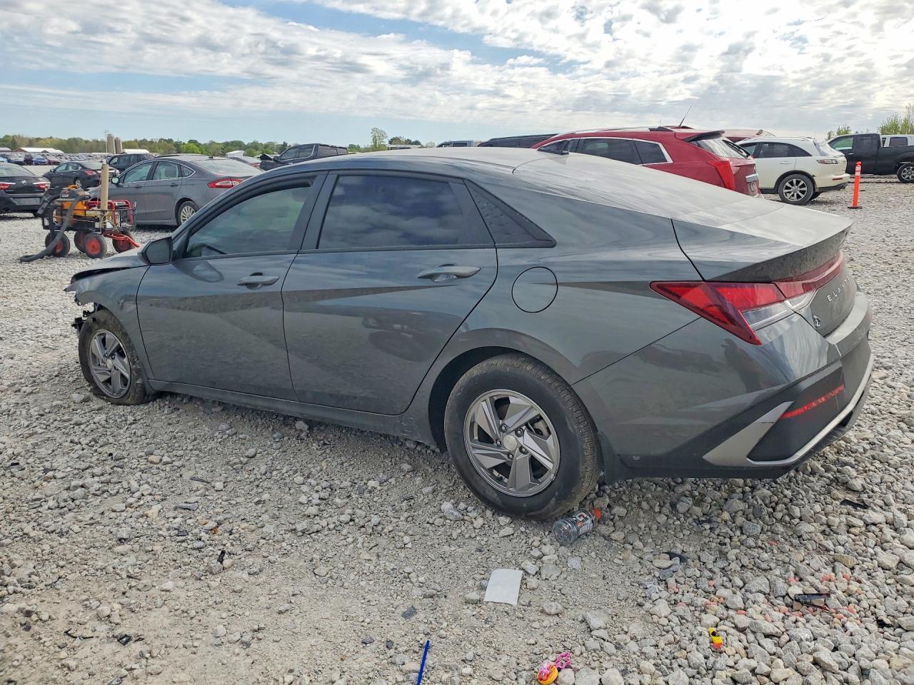2025 Hyundai Elantra Se - Фото 2