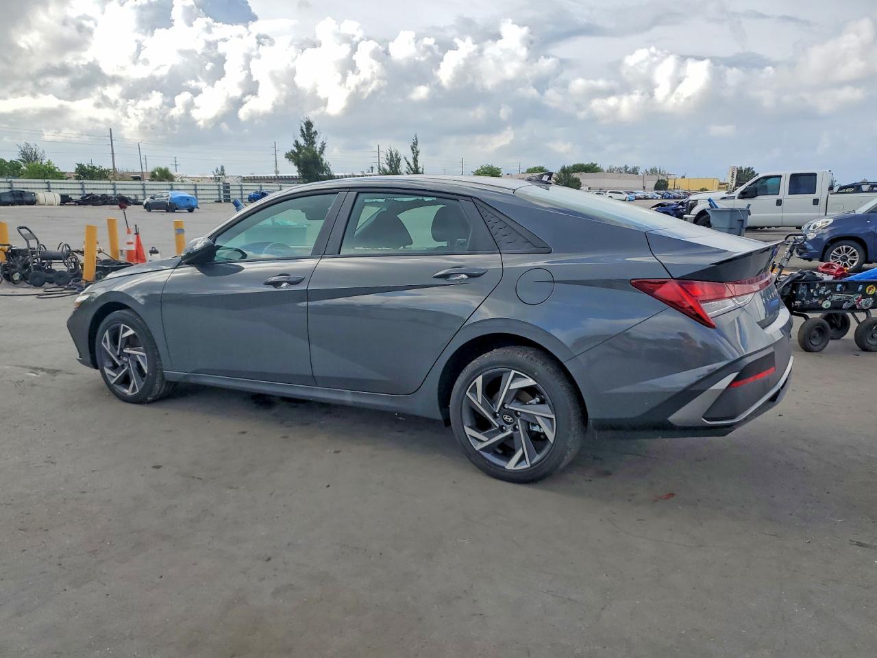 2025 Hyundai Elantra Hybrid Sel Sport - Image 2
