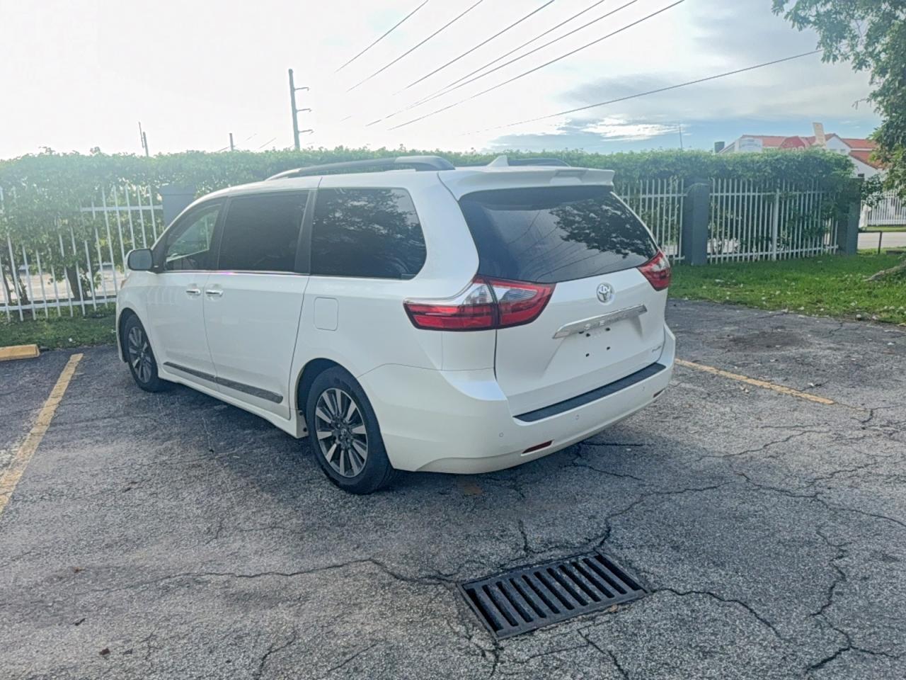 2020 Toyota Sienna Limited Premium 7-Passenger - Image 3