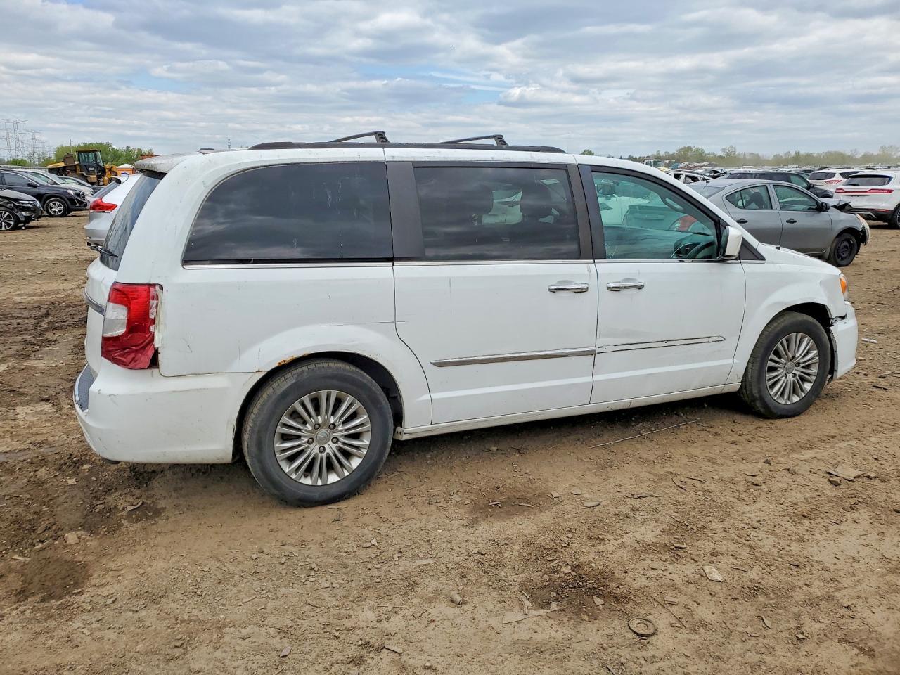2015 Chrysler Town & Country Touring L - Image 3