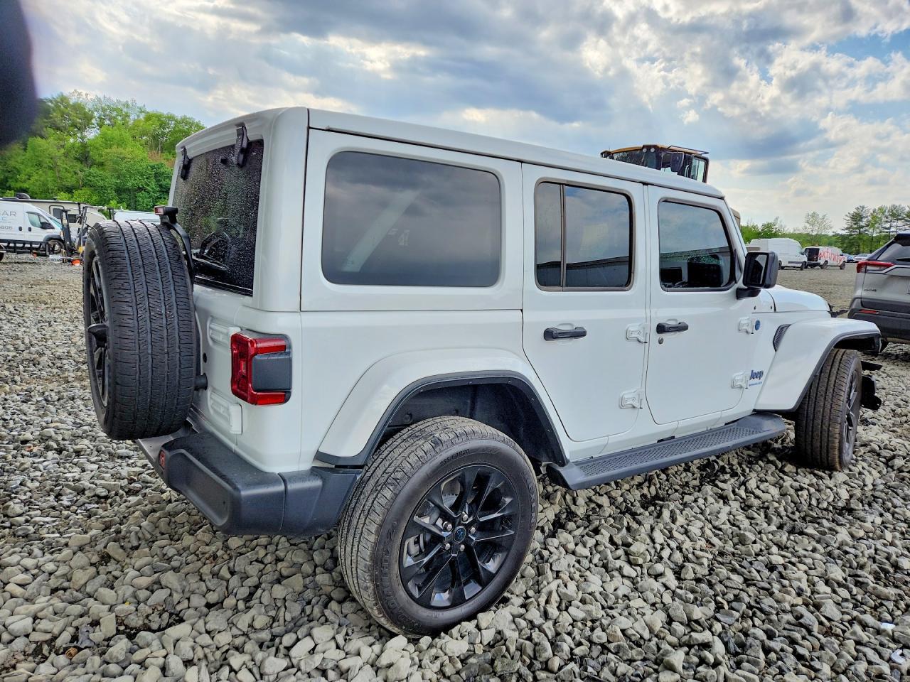 2025 Jeep Wrangler Sahara 4Xe - Image 3