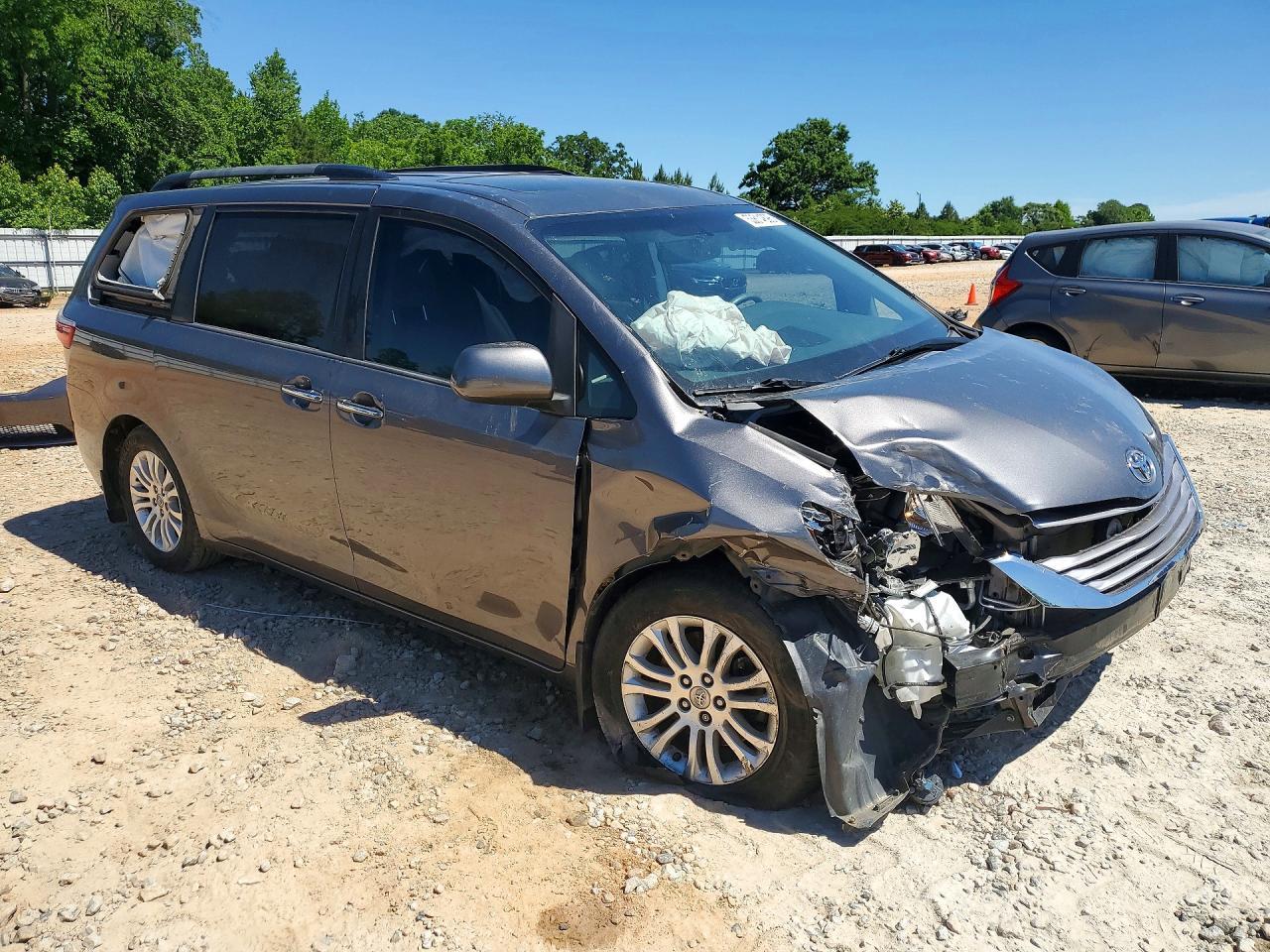 2017 Toyota Sienna Xle Premium 8-Passenger - Image 4