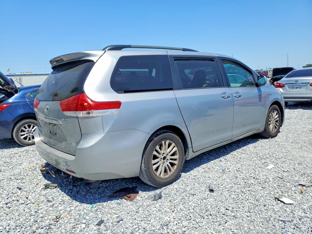 2012 Toyota Sienna Xle 8-Passenger - Image 3