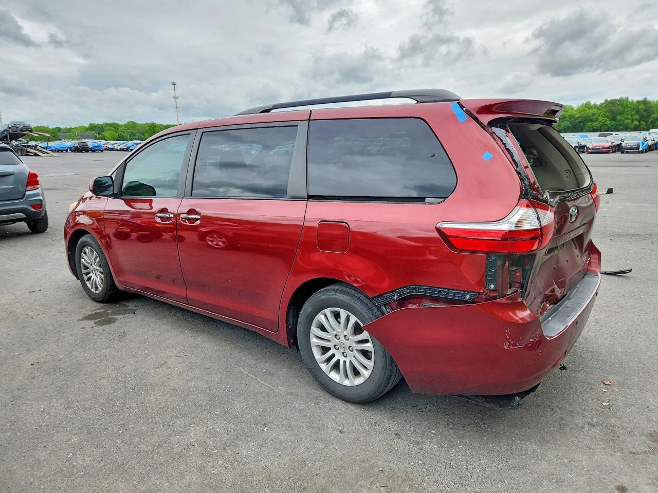 2016 Toyota Sienna Xle 8-Passenger - Image 2