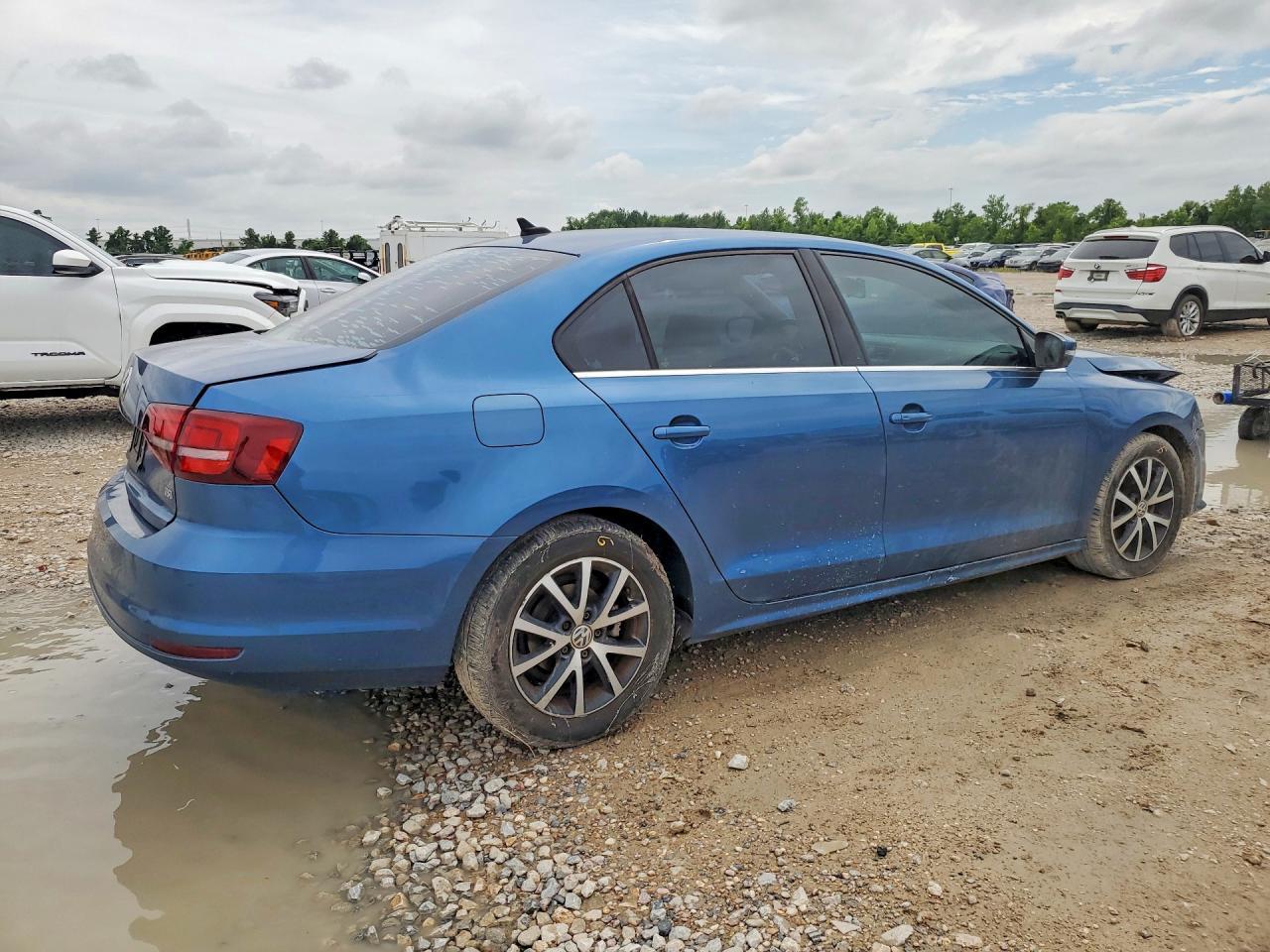 2017 Volkswagen Jetta - Image 3