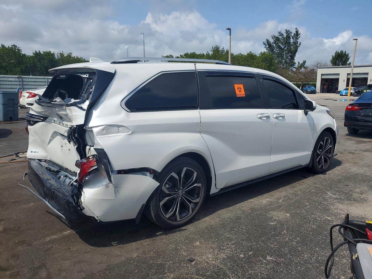 2025 Toyota Sienna Platinum 7-Passenger - Image 3