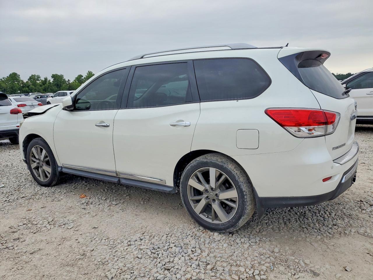 2015 Nissan Pathfinder S - Image 2