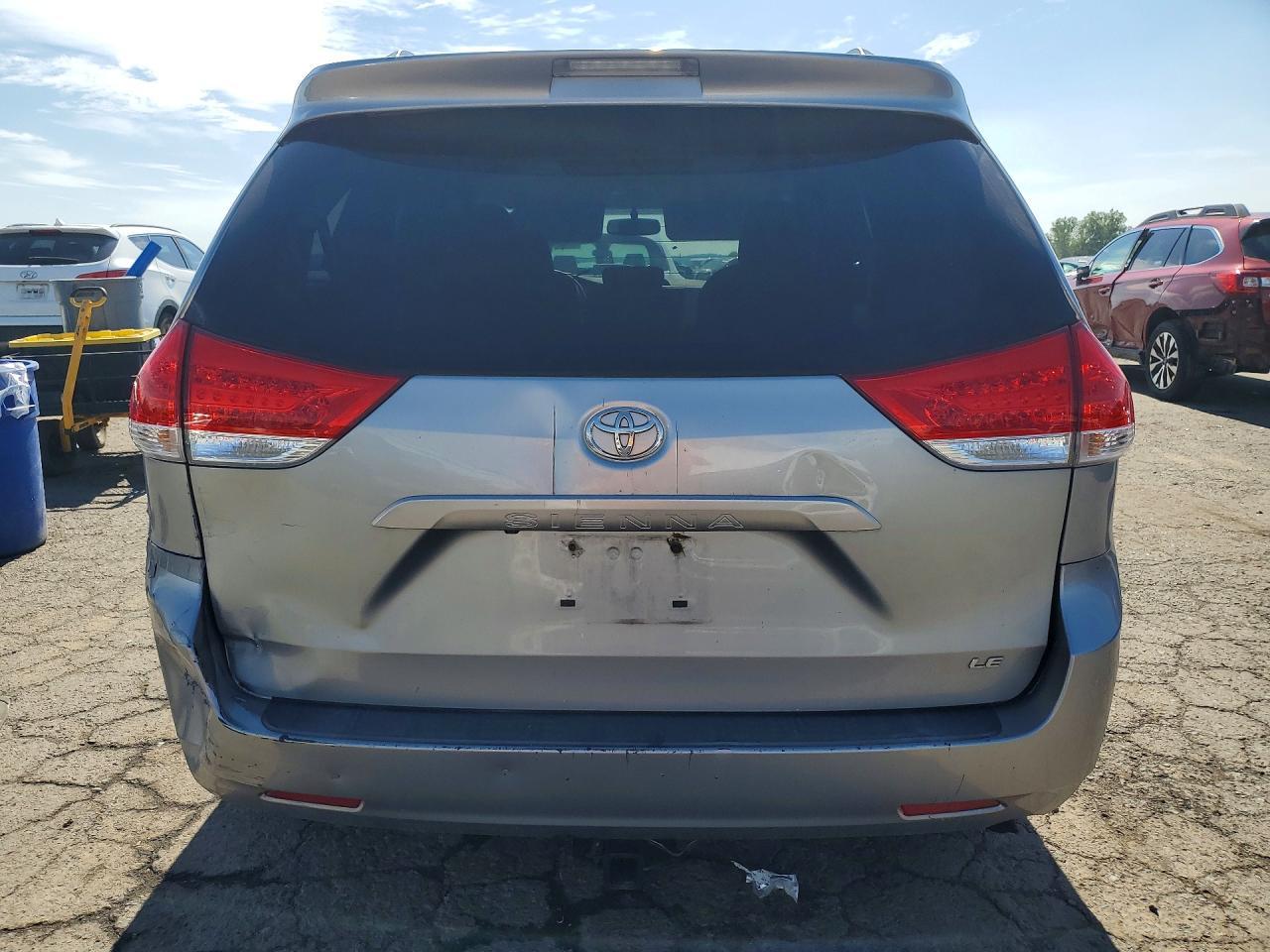 2011 Toyota Sienna Le - Фото 6