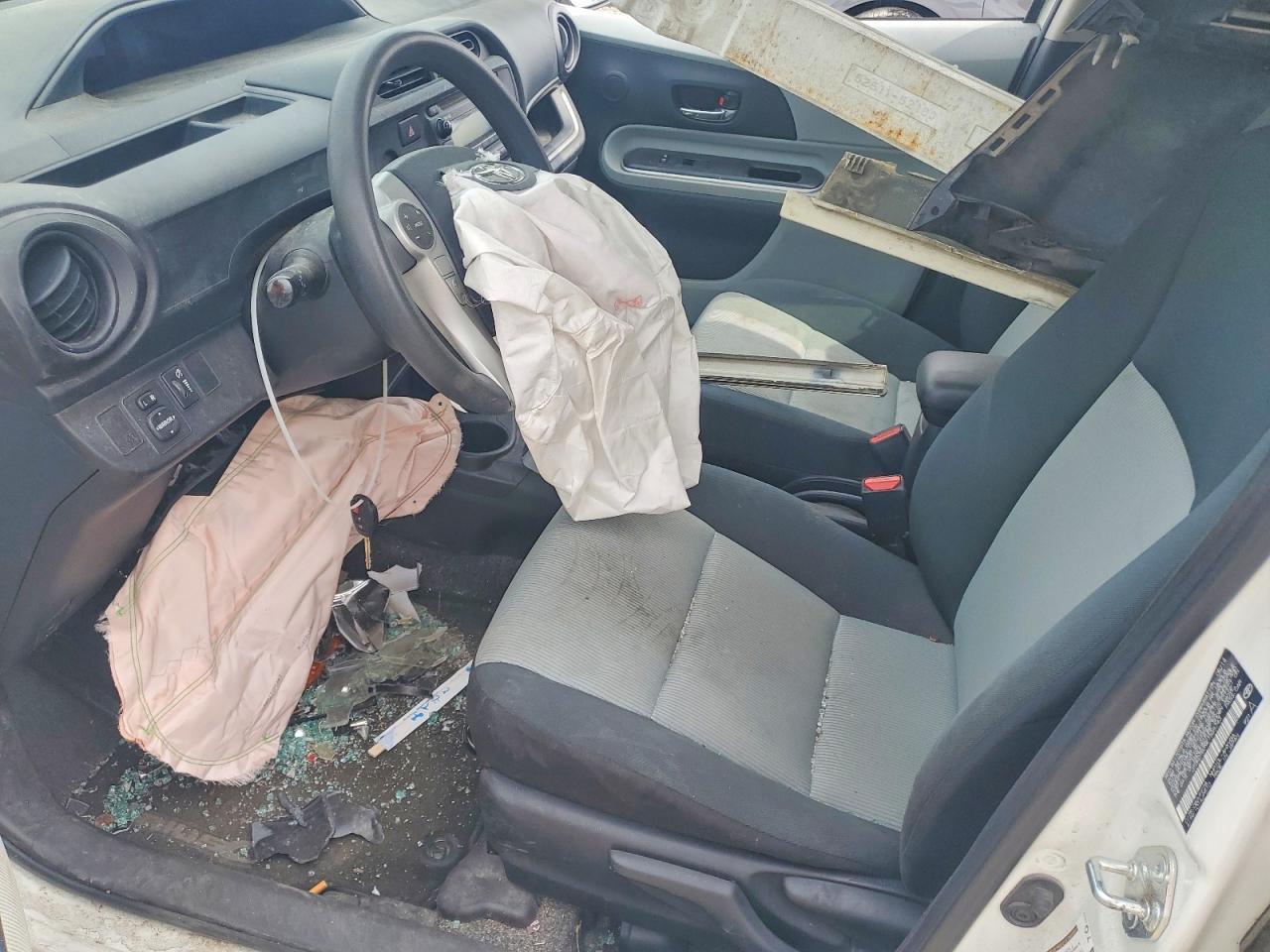 2014 Toyota Prius C Two - Image 7